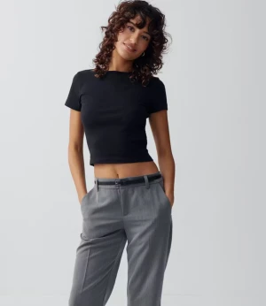 Svart basic tight topp - Säljer en svart, basic topp med rund hals och korta ärmar. Toppen har en slim passform och sitter skönt mot kroppen. Perfekt för dig som gillar minimalistisk stil och vill ha en enkel men snygg bas i garderoben. Säljer på grund av att den är för liten för mig. Pris går att diskutera. Kontakta mig för fler bilder eller frågor 🥰🥰