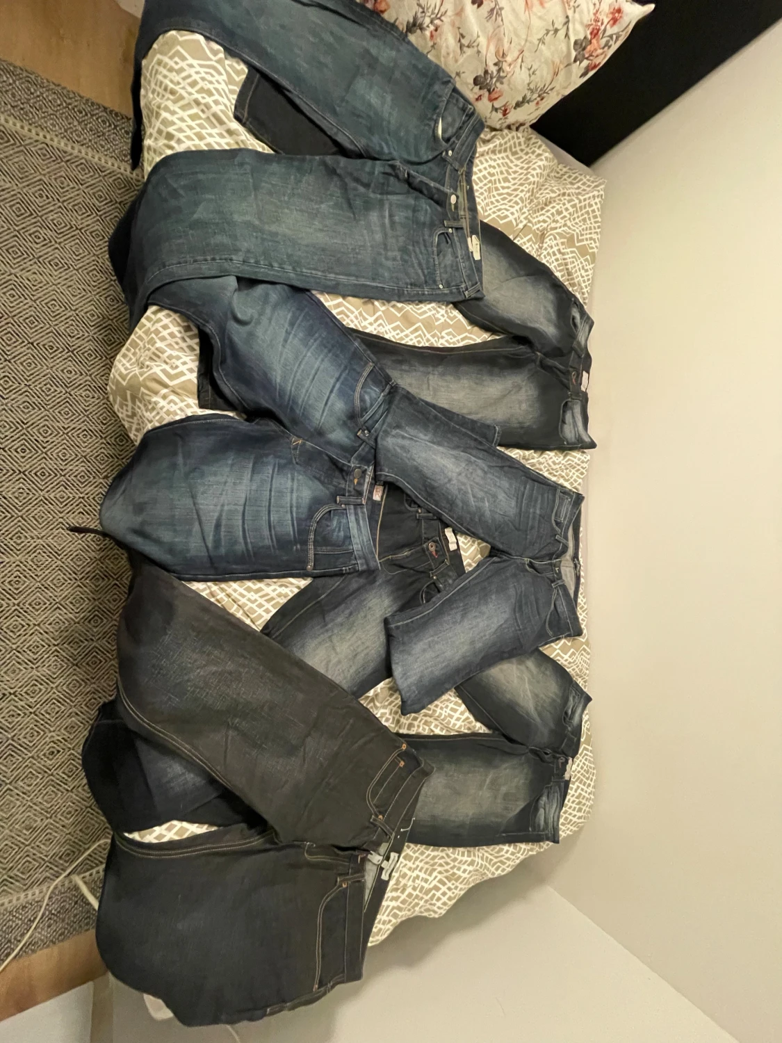  7 par jeans i olika blå nyanser, 150kr per  - 1