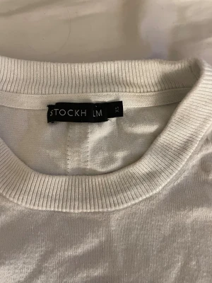 Vit kortärmad tröja - Vit kortärmad tröja från Stockh LM. Använd 1 gång. Tror orginalpriset va ca 500kr. Jätte skönt material och så fin och classy