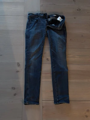 Replay Anbass jeans - toppkavlité, grymt plagg✨ - Sköna Replay Anbass jeans i mörkblå tvätt i strl 33/32. Tight fit och clean look - passar i alla årstider. Jeansen är använda men utan stora defekter. 🌟Sköna jeans 🙌Funkar till allt 💥Endast 549kr!