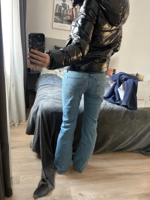 Levis superlow boot  - Ett par snygga Lågmidjade  jeans från levis som inte längre kommer till användning. Priset är diskuterbart! 😊 storlek w25 L32. Mellanblå färg 