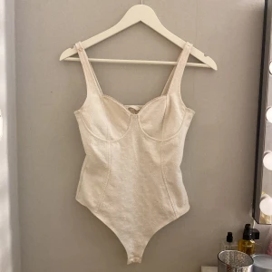 Vit Body - Jätte fin topp från H&M, knappen man knäpper mellan benen går inte att knäppa dock