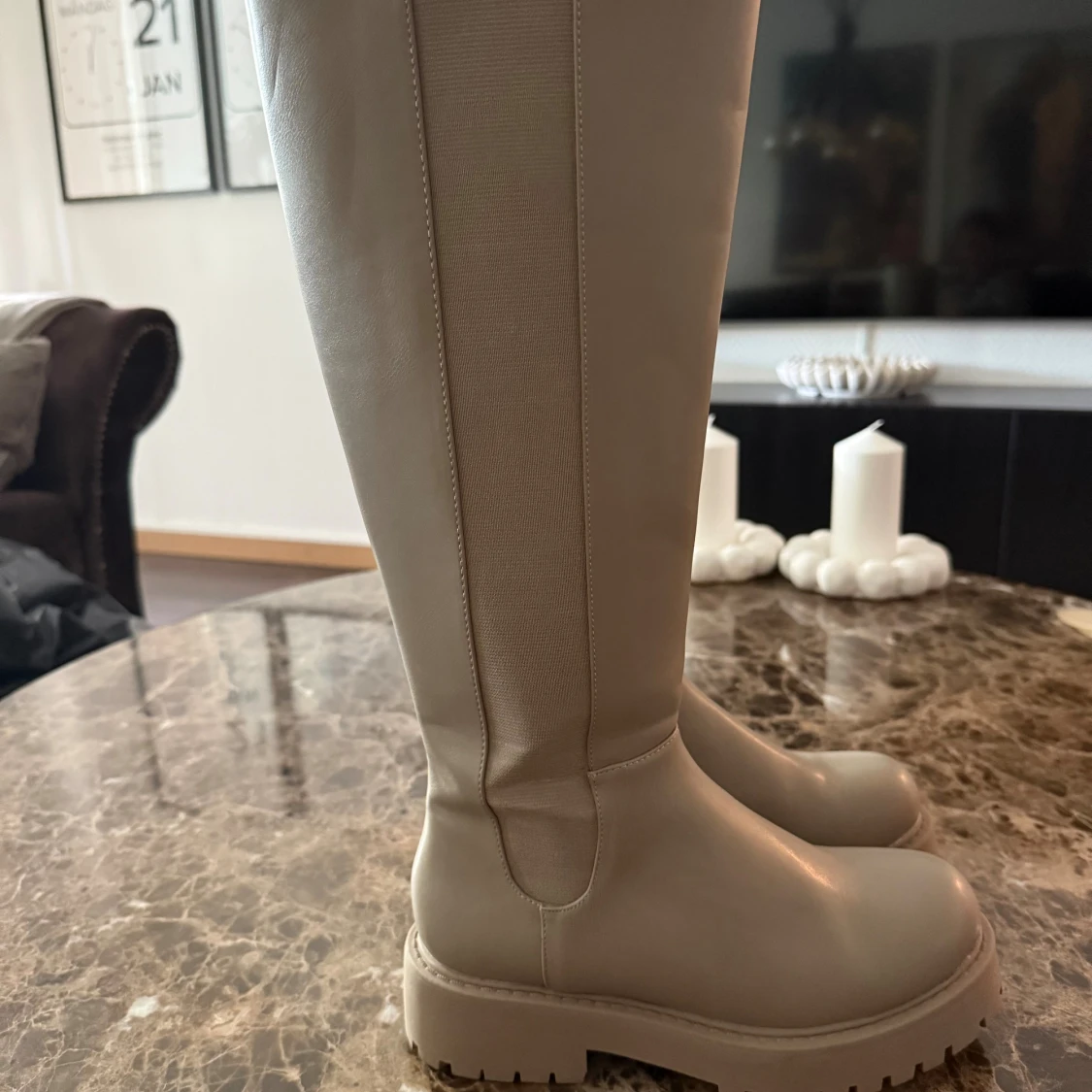 Beige höga boots med platt sula