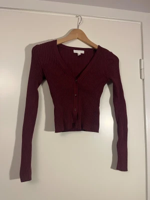 Röd ribbstickad kofta - Röd ribbstickad kofta med tight passform i ett stretchigt material, köpt second hand men är i grunden från h&m. Inga tecken på användning💕