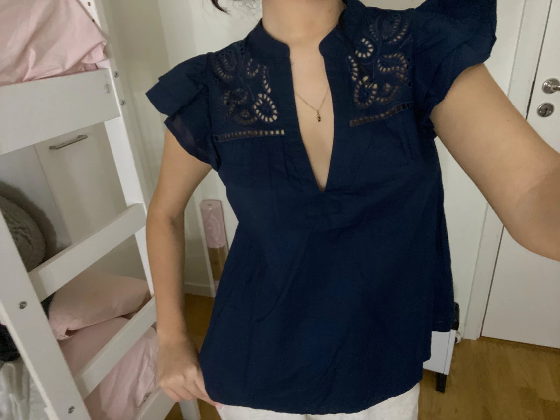 Mörkblå blus med volangärm och broderi - 1