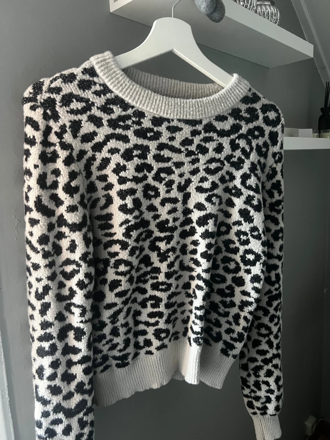 Leopardmönstrad stickad tröja