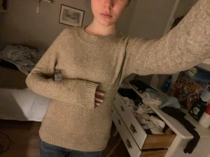 Beige/ljusbrun stickad tröja från Vero Moda - Mysig beige/brun stickad tröja från Vero Moda med slim passform och ganska ny så inte nopprig!