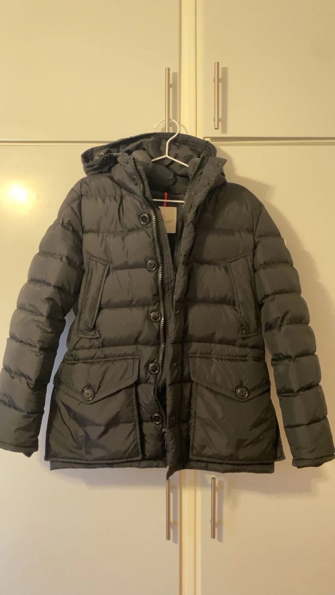 Svart Moncler dunjacka med huva