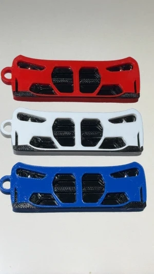 Bilfront- BMW M3 Nyckelring i olika färger - Unika nyckelringar formade som en BMW M3 bilfront, finns i rött, vitt och blått med svarta detaljer. Perfekt för dig som älskar bilar och vill sticka ut. Tillverkad i min 3D utskrivare. Ifall ni vill ha andra färger eller olika designer är ni välkommen att kontakta mig och jag försöker mitt bästa för att tillverka det!