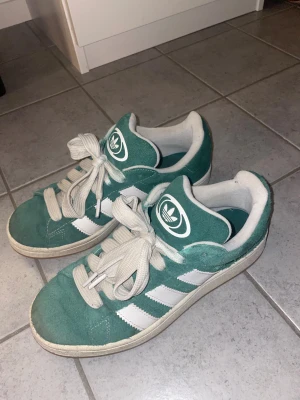 Adidas Campus gröna - Säljer dessa skitsnygga adidas campus i grön färg. Säljer då de inte kommer till användning längre. Köpta för ca ett år sedan men sparsamt använda. Hör av er vid frågor, pris kan diskuteras❤️❤️ köpta för runt 1300
