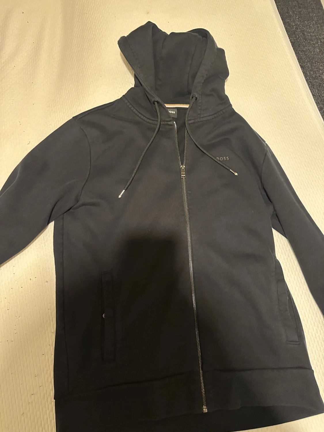 Mörkblå hoodie från BOSS, storlek L