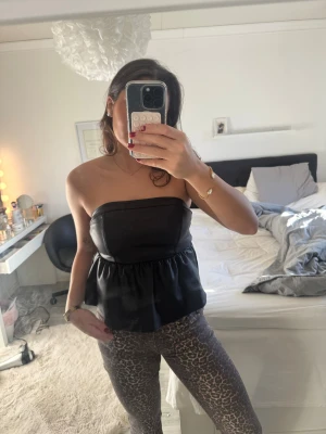 Svart festtopp från H&M - Superfint festtopp i läder från H&M! Storlek M!💕