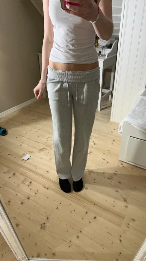 Mysiga mjukisbyxor från Lager 157 - Riktigt mysiga mjukisar från lager 157, fickor både fram och bak med snören vid midjan, Liten fläck på ena benet (se bild 4) men inget som man tänker på