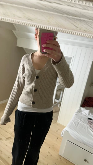 Söt kofta med knappar - En väldigt söt stickad kofta med tre stora knappar, den är i storlek XS men passar också S, inga tecken på användning🩷