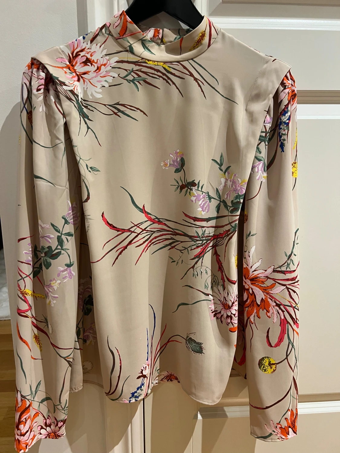 Beige blommig blus med hög krage