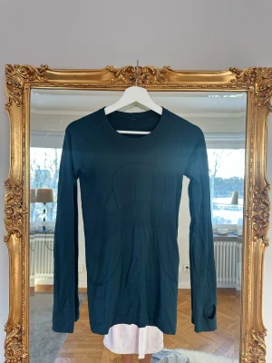 Lululemon långärmad  - Lululemon swiftly tech hip length i storlek 4! Mörkgrön färg, nypris är 840:-🤍