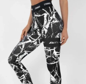 Stronger tränings tights - Snygga svarta tränings tights från Stronger med marmormönster i vitt. Stretchigt material som sitter tight och är perfekt för träning. I mycket bra skick!💕