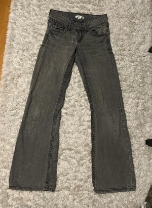 Grå bootcut jeans från Gina tricot - Snygga grå jeans från Gina Tricot i storlek 152. Bootcut jeans med knappar i midjan. Säljer pga att de är för smååååå❤️❤️