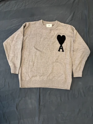 Ami Paris sweatshirt - Stilren ami Paris sweatshirt perfekt till vintern | Skick 9/10 | Storlek: S | Det är bara att slå en pling om ni undrar något