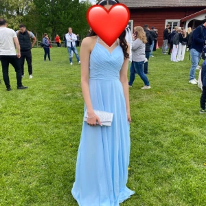 Ljusblå långklänning med snörning i ryggen - Säljer en ljusblå långklänning med snygg snörning i ryggen köpt på JJ’s House. Materialet känns lätt och svalt, och färgen är superfräsch. Perfekt för bal eller bröllop!💙🤩Klänningen är endast använd 1 gång. Jag har storlek XS men klänningen passar även personer som har storlek S. Priset kan självklart diskuteras😇