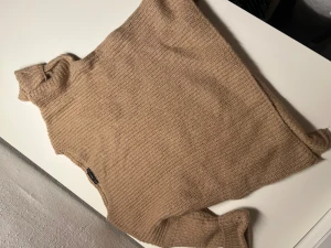 Beige stickad T-shirt från Zara - Säljer en beige stickad polotröja från Zara.