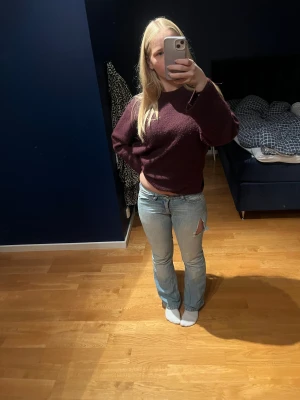 Ljusblå bootcut  - Säljer ett par ljusblå jeans med bootcut passform och låg midja. Klassisk femficksmodell i jeansmaterial med slitning och hål på ena benet. Det har varit ett hål i byxorna som jag sytt igen. Haft på mig jeansen flera gånger och de jag sytt igen syns inte alls när man har på sig dom. Osäker på storlek men passar xs/s.