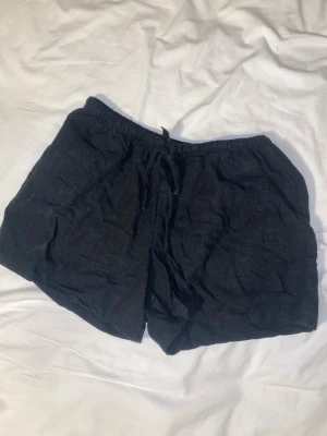 Svarta H&M linne shorts - Svarta linne shorts från divided, de är 15% linne. Har små fläckar på ena benet som enkelt går bort i tvätten. Passar på mig och jag är XS/S. #sommar #shorts #svartashorts #midrise #lowrise