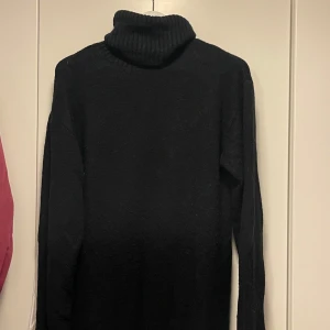 Lång stickad klänning Bianca x Nelly - Lång stickad klänning med slits. Bianca X Nelly. Storlek Xs. Fint skick använd ungefär 3 tillfälle. 