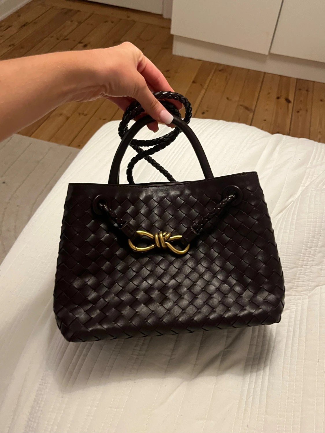 Mörkbrun handväska med flätad design - 2