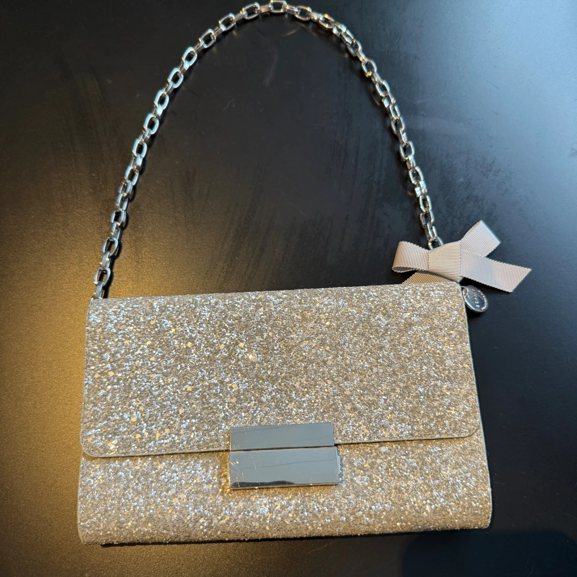 Glittrig silver kuvertväska med kedja - 3