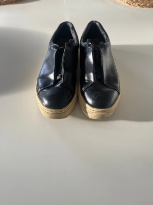 Eytys DOJA - Säljer ett par svarta eytys doja som inte används längre. Väl använda men går att fräscha upp. Kan gå ner i pris.