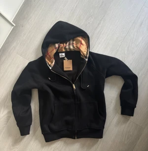 Burberry Hoodie  - Helt ny burberry hoodie och felfri. Inte använd Har också ettiketten på. Passar 170-175cm långa 