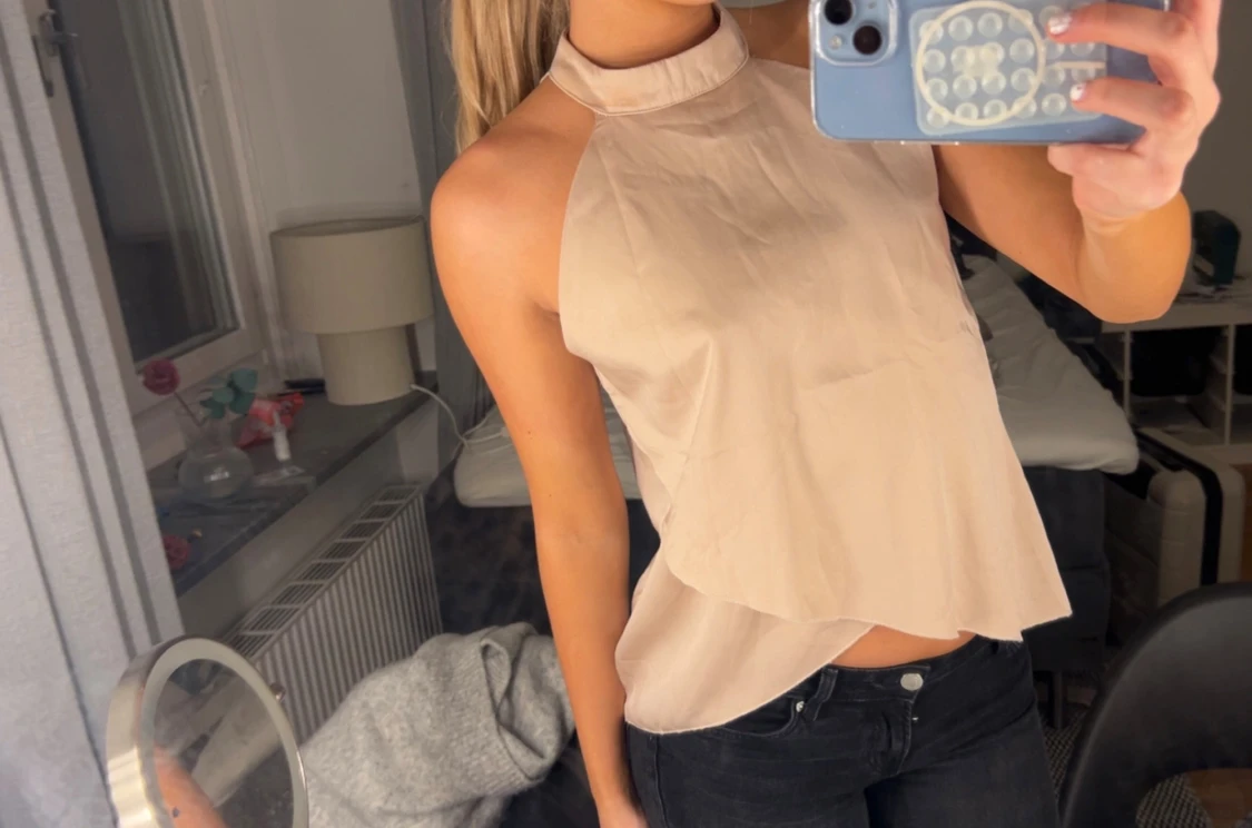 Beige ärmlös halterneck blus