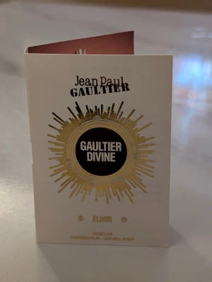 Gaultier Divine Elixir parfymprov - Upptäck Gaultier Divine Elixir i en smidig provflaska. Perfekt för dig som vill testa något nytt och ikoniskt från Jean Paul Gaultier. Snygg design och lätt att ta med i väskan. Prova och hitta din nya favorit!