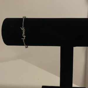 Mode armband 18k pläterat - Jättefint och oanvänt 18k pläterat armband. Smyckes ask och smyckes ställ ingår ej