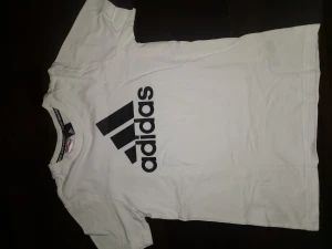 Vit Adidas t-shirt med logga - Snygg vit t-shirt från Adidas med stor svart logga framtill. Klassisk passform och rund halsringning. 💕 Srlk M/S 