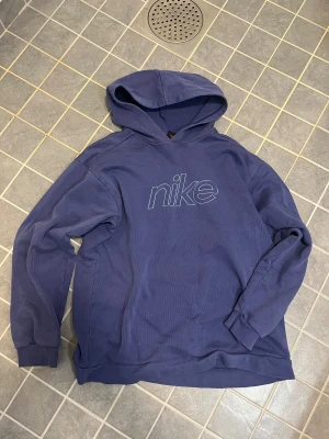 Nike hoodie - Vintage aktig hoodie från Nike i snygg lila färg. Passar S/M. Köp sker via ”köp nu” funktionen :) 