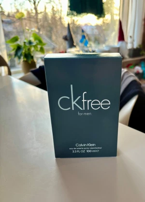 CK Free for Men 100ml - CK Free for Men från Calvin Klein, 100 ml eau de toilette. Fräsch och modern design. Ingredienser: alcohol denat, propylene glycol, aqua, limonene, linalool, citral, geraniol m.fl. Tillverkad i Frankrike. Perfekt för dig som vill ha en stilren doft i vardagen.