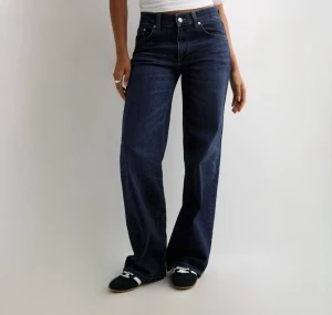 nelly jeans - säljer ett par low waist loose jeans i storlek 34 från nelly. ej använda, säljer för de ej kommer till användning.