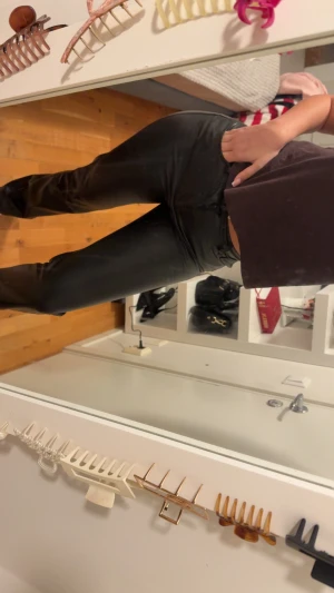 Svarta skinnbyxor  - Säljer ett par svarta skinnbyxor från Bik Bok. De är högmidjade med raka ben och har klassiska fickor både fram och bak. Snygg passform och stilren look som passar perfekt till en trendig outfit.