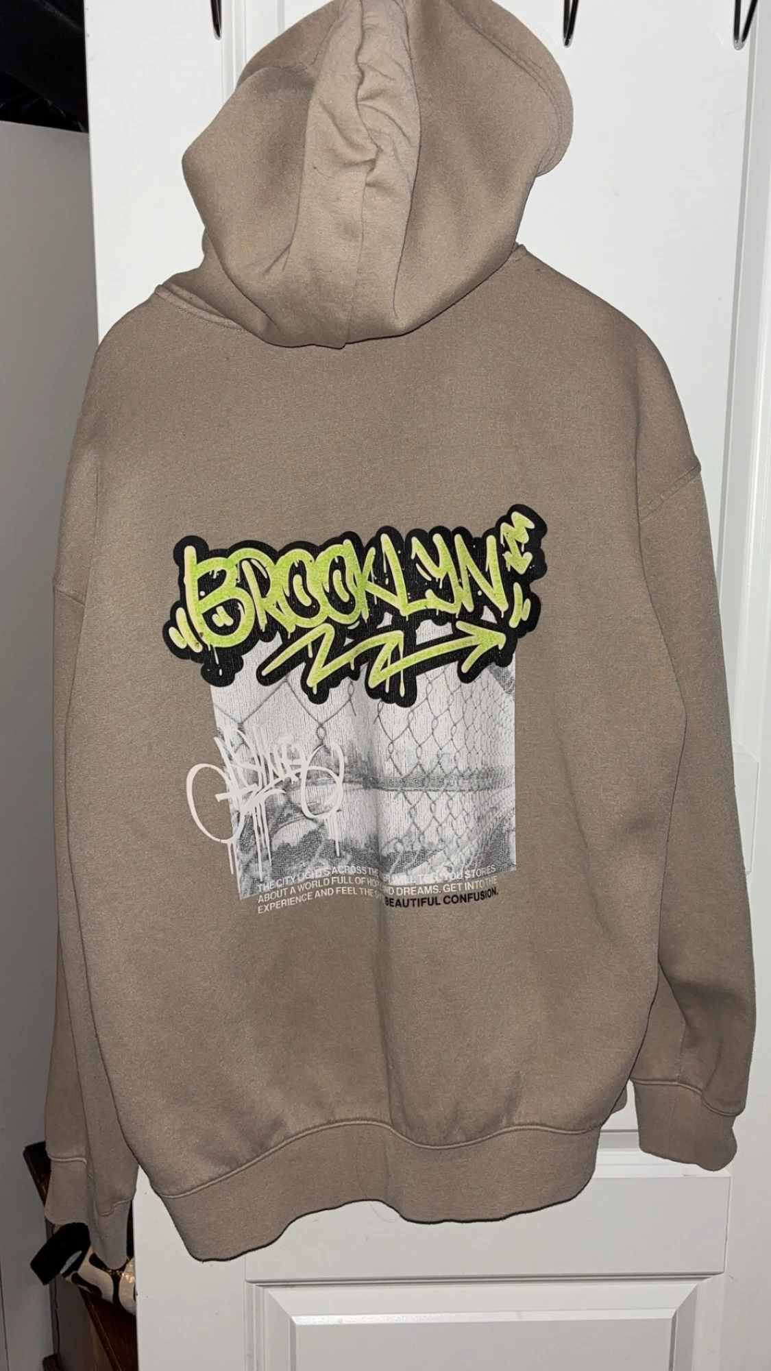 Beige hoodie med Brooklyn-grafik - 1