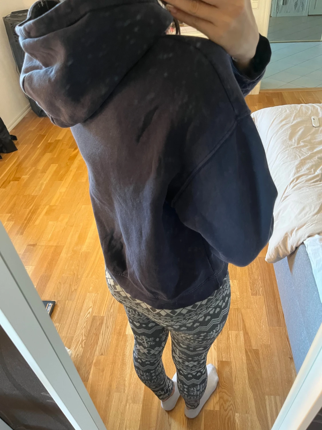 Mörkblå hoodie från Gina Tricot - 1