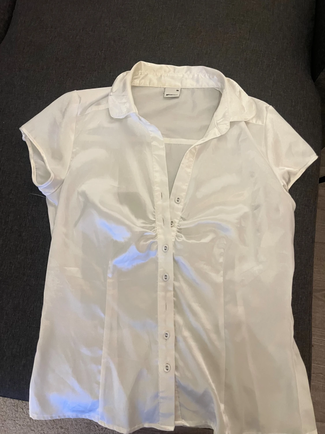 Vit satinblus från Gina Tricot