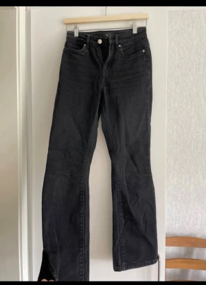 Svarta bootcut jeans från Vero Moda - Snygga svarta jeans från Vero Moda med bootcut passform och klassisk femficksdesign. Jeansen har mellan midja skulle jag nog säga.🥰