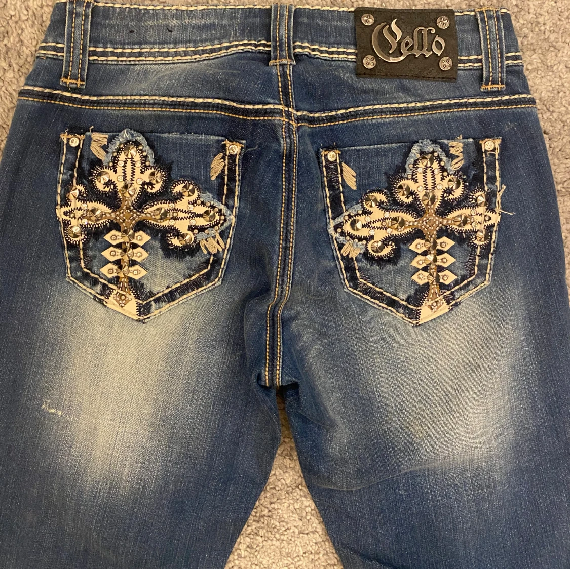 Blå jeans med broderade fickor