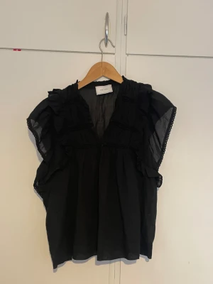 Svart volangblus från Neo Noir - Supersöt svart topp som jag köpt på Nelly för något år sedan. Men har bara använt fåtal gånger.