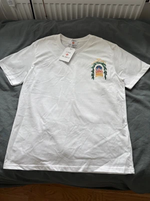 Casablanca T-shirt | Casablanca Avenida Paris - Oanvänd casablanca tshirt med prislapp fortfarande på. Skrynklorna är bara från att den varit vikt