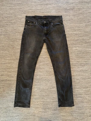 Nudie jeans lean dean - Säljer ett par svarta skinny jeans från Nudie Jeans i storlek 31/32. Köpta i butik för 2 år sedan. Tvätten heter black eyes. 