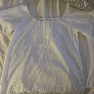 Vit blus från Lager 157 Angelology - Supersöt vit blus från Angelology i storlek S. Blusen har korta ärmar med broderad spetsdetalj och en rundad halsringning. Tillverkad i mjukt bomullstyg som känns luftigt och fräscht.🩷