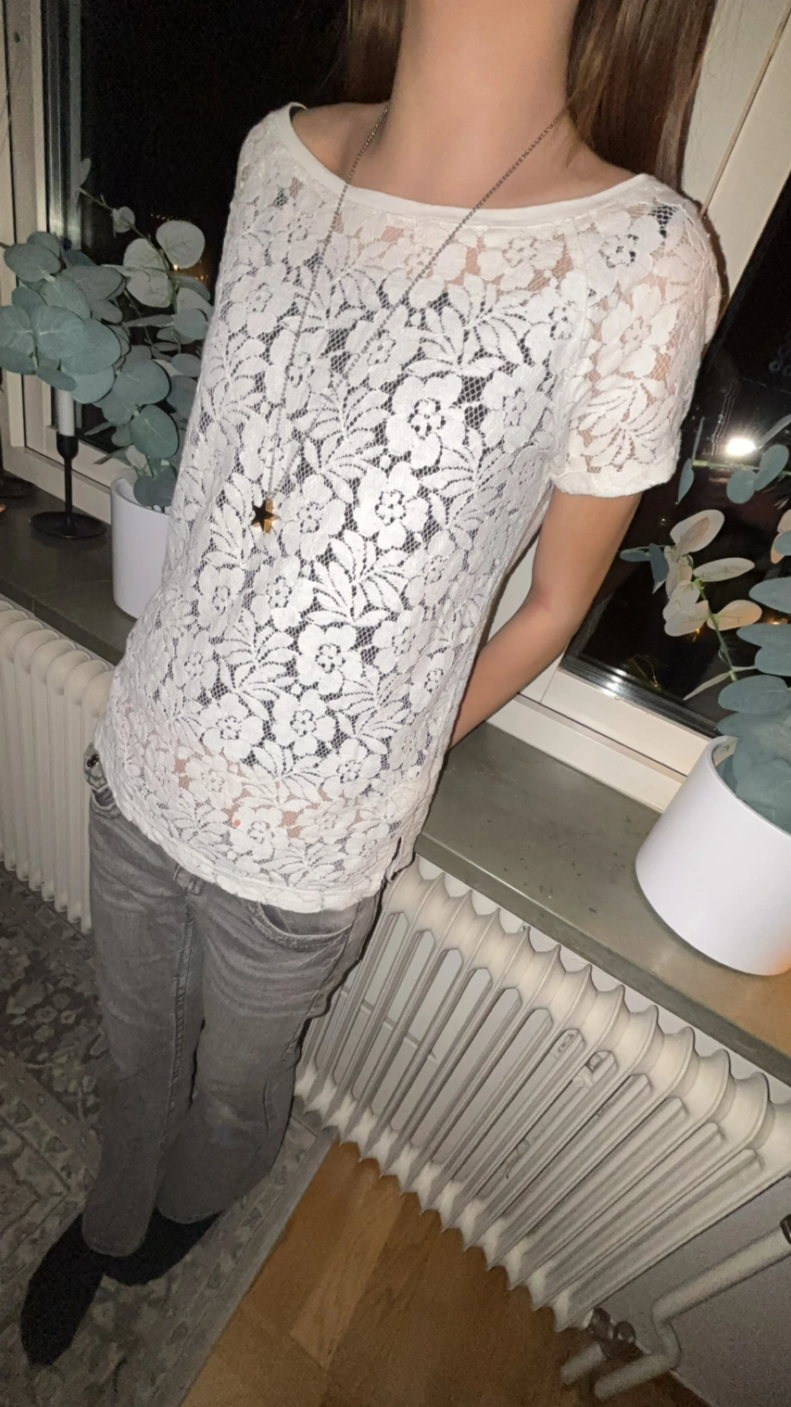 Vit blommig spetsblus med kort ärm